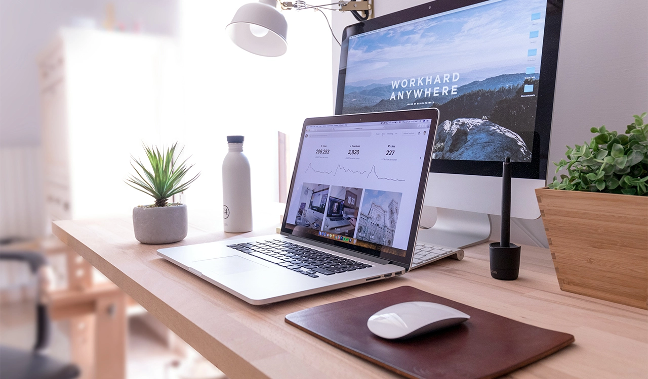 Laptop pe un birou cu un site web deschis pe ecran